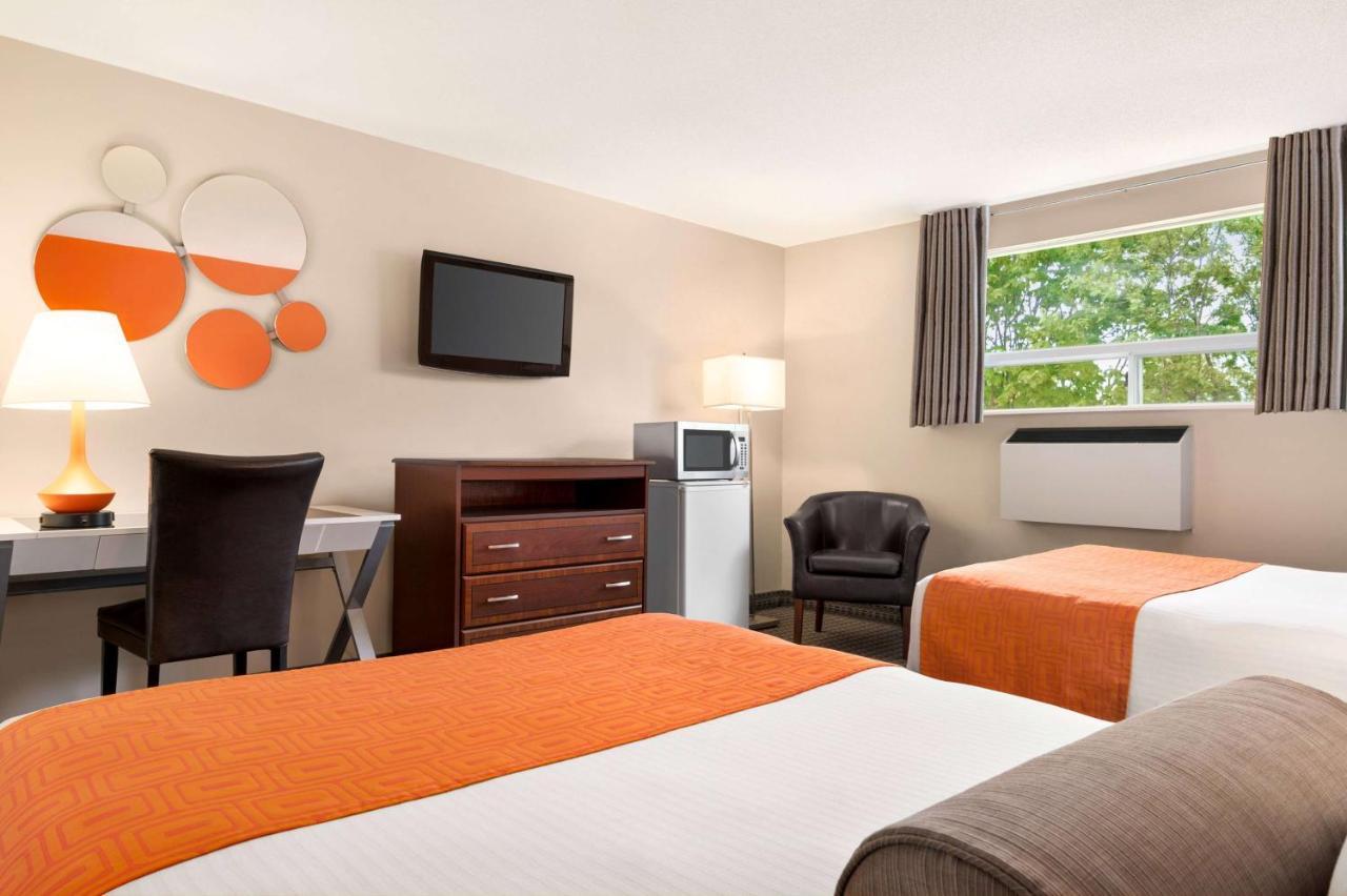 Howard Johnson By Wyndham Gravenhurst Exterior photo