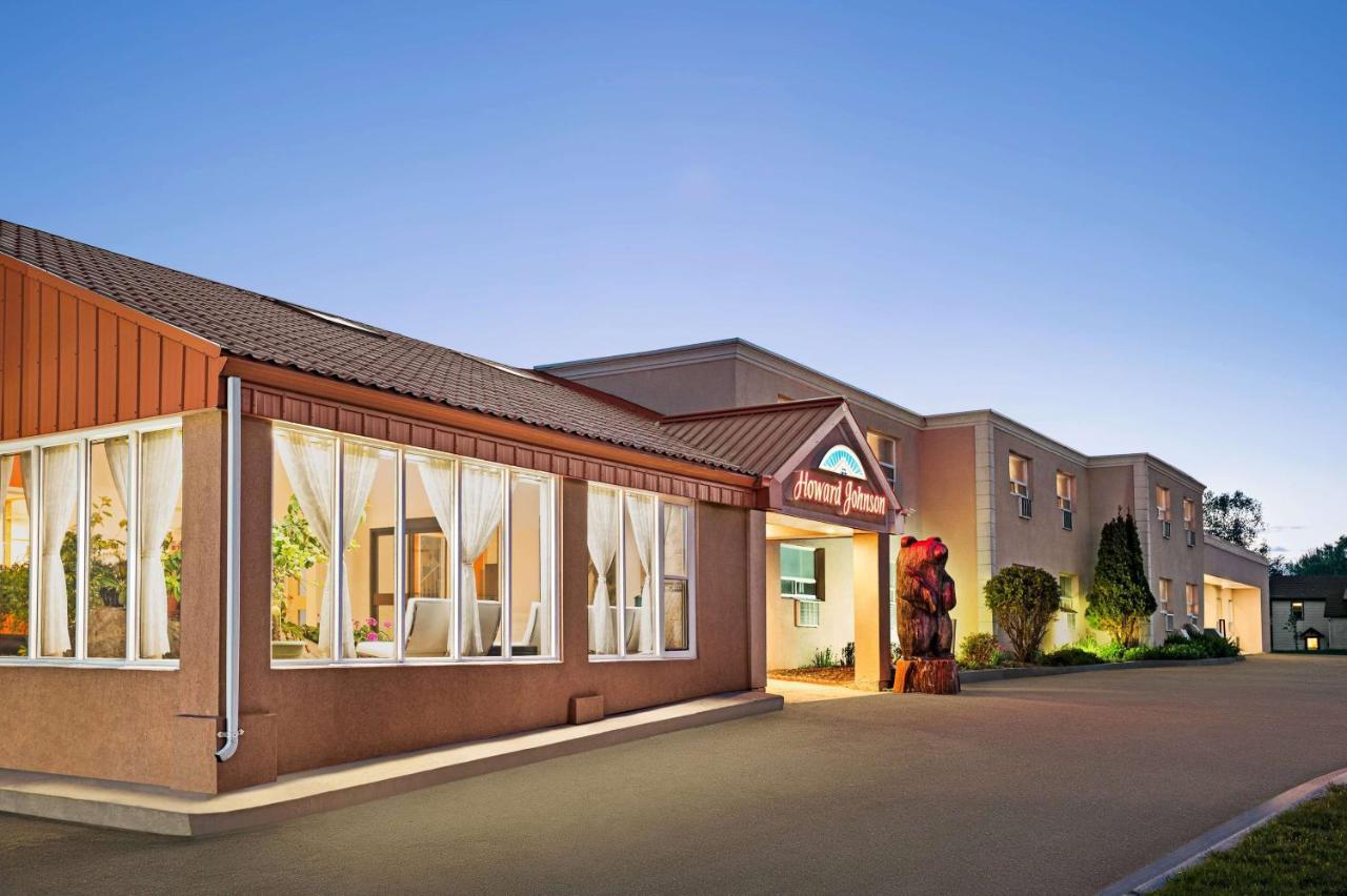 Howard Johnson By Wyndham Gravenhurst Exterior photo