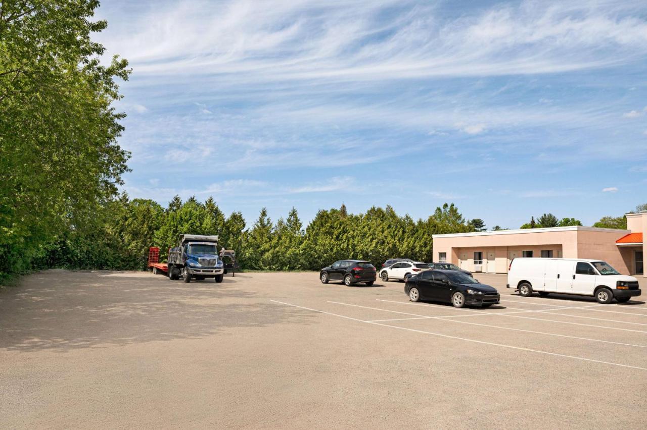 Howard Johnson By Wyndham Gravenhurst Exterior photo