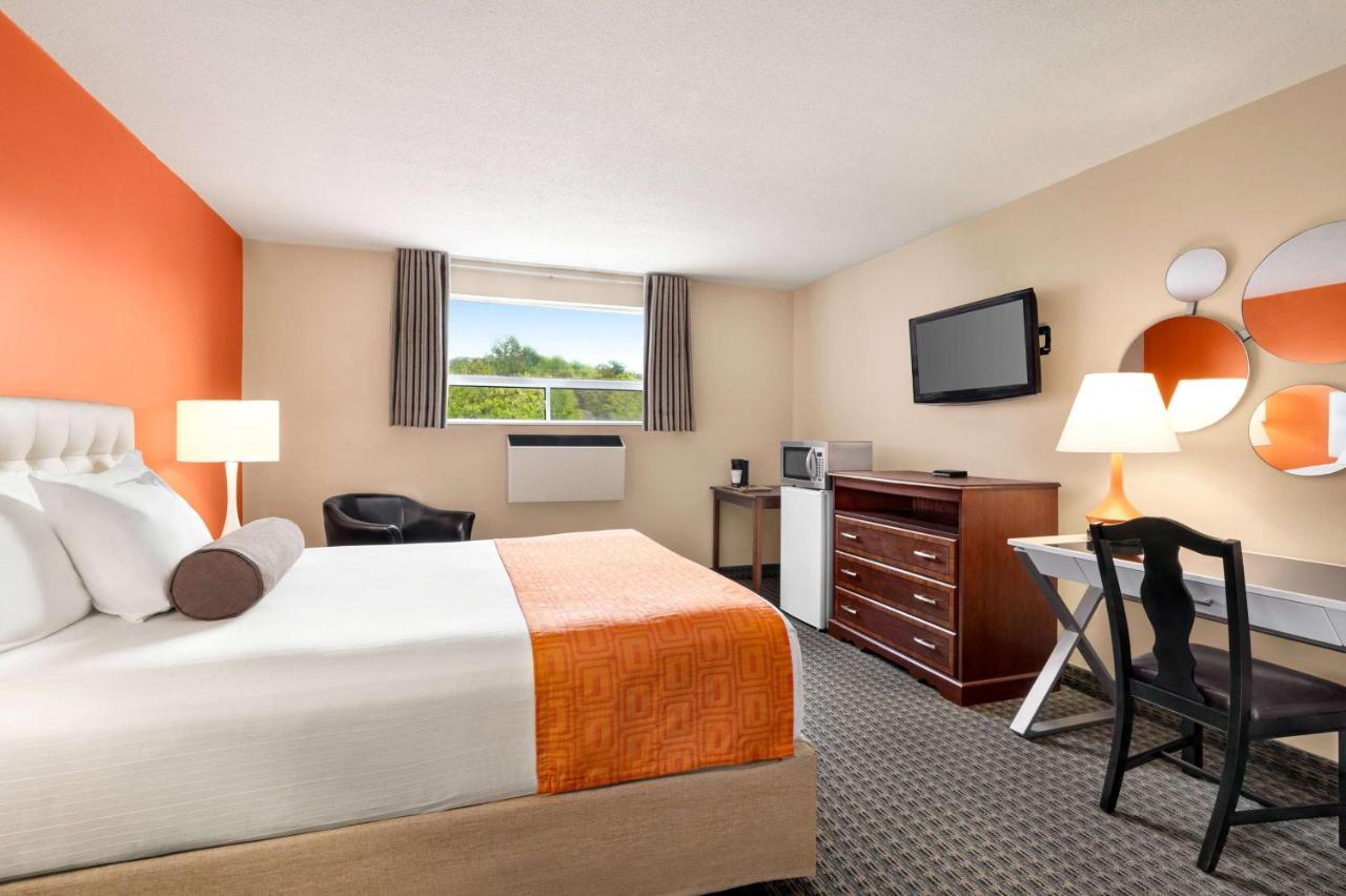 Howard Johnson By Wyndham Gravenhurst Exterior photo