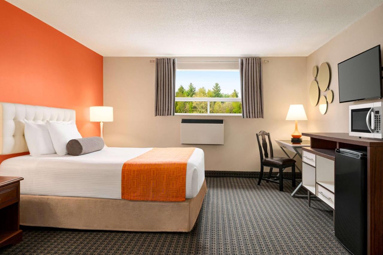 Howard Johnson By Wyndham Gravenhurst Exterior photo