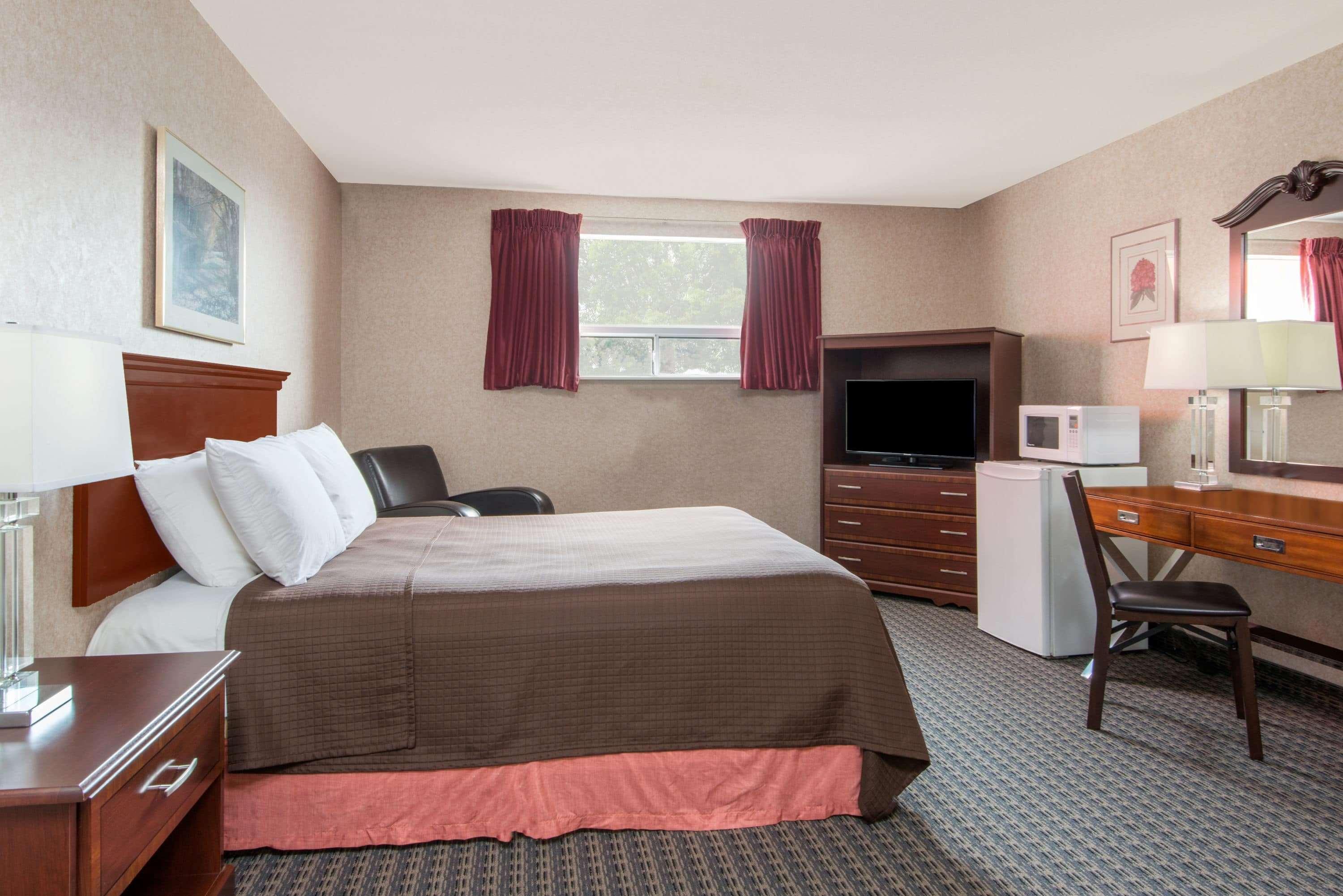 Howard Johnson By Wyndham Gravenhurst Exterior photo