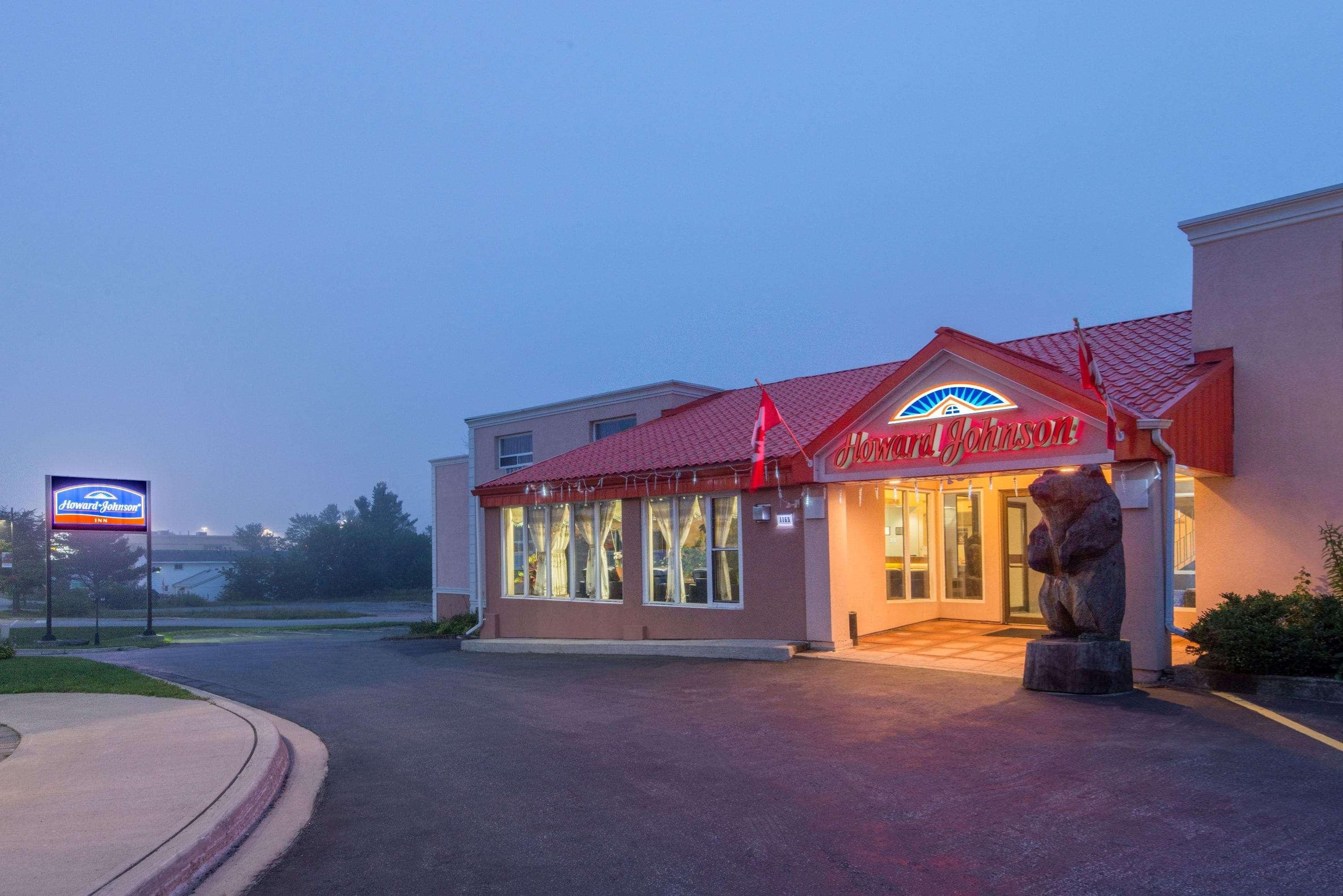 Howard Johnson By Wyndham Gravenhurst Exterior photo