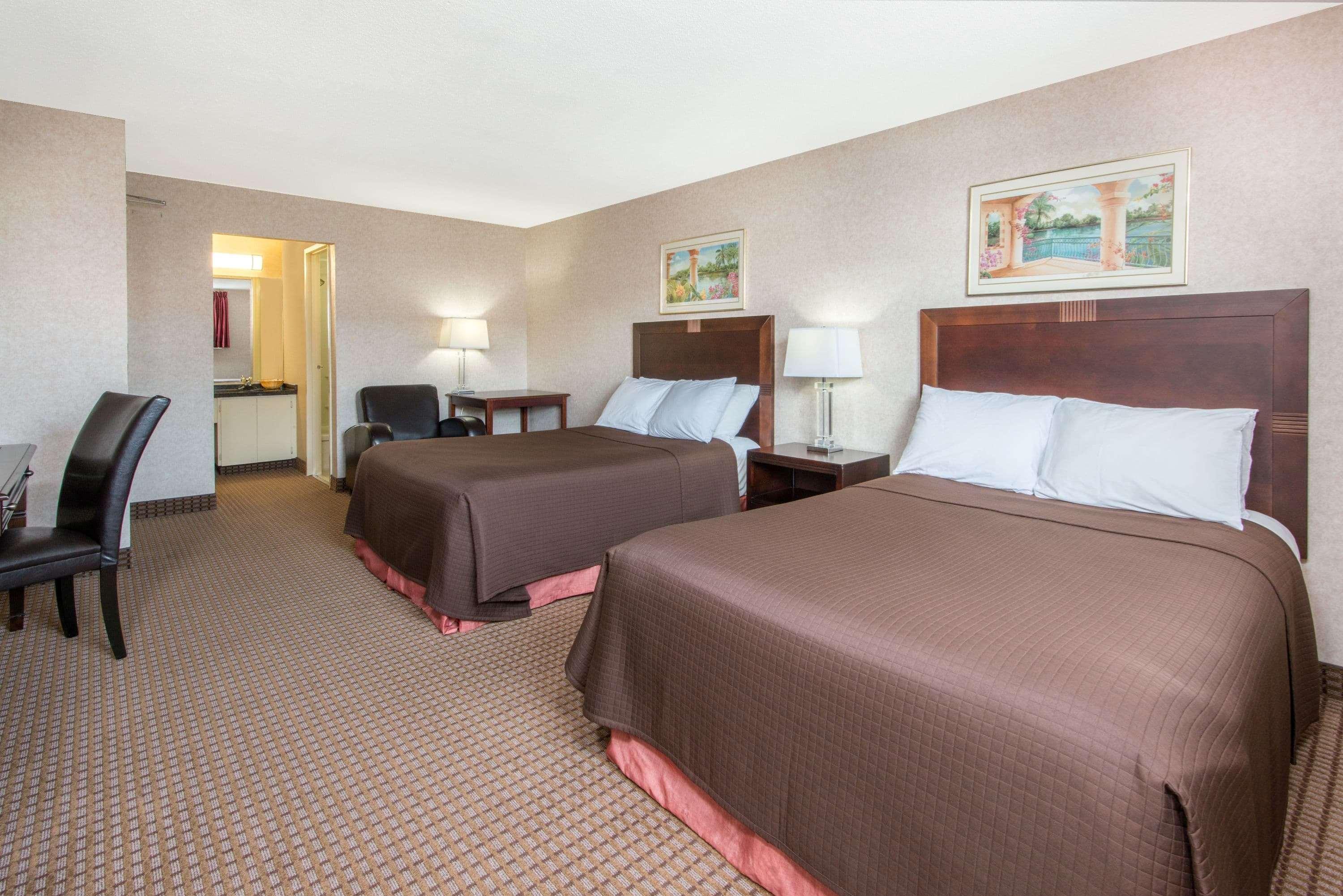 Howard Johnson By Wyndham Gravenhurst Exterior photo