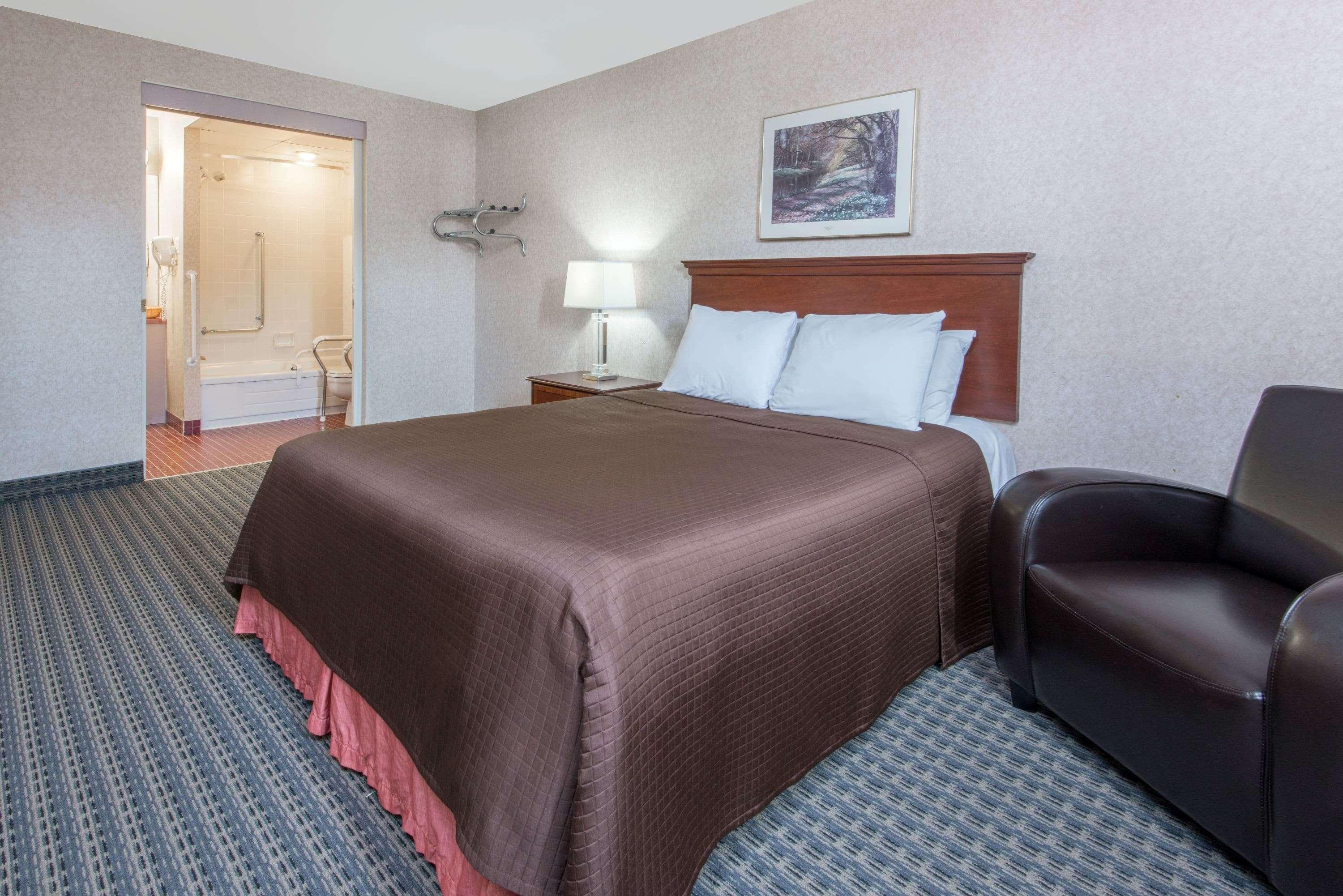 Howard Johnson By Wyndham Gravenhurst Exterior photo